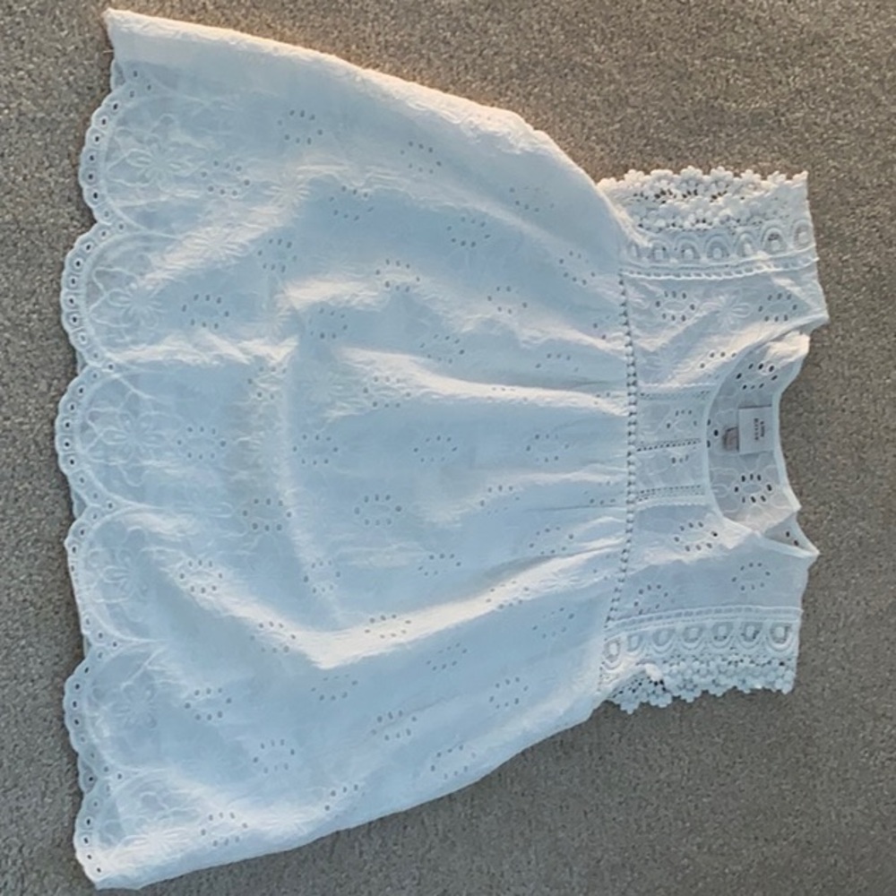 Lace sleeveless top White. Large